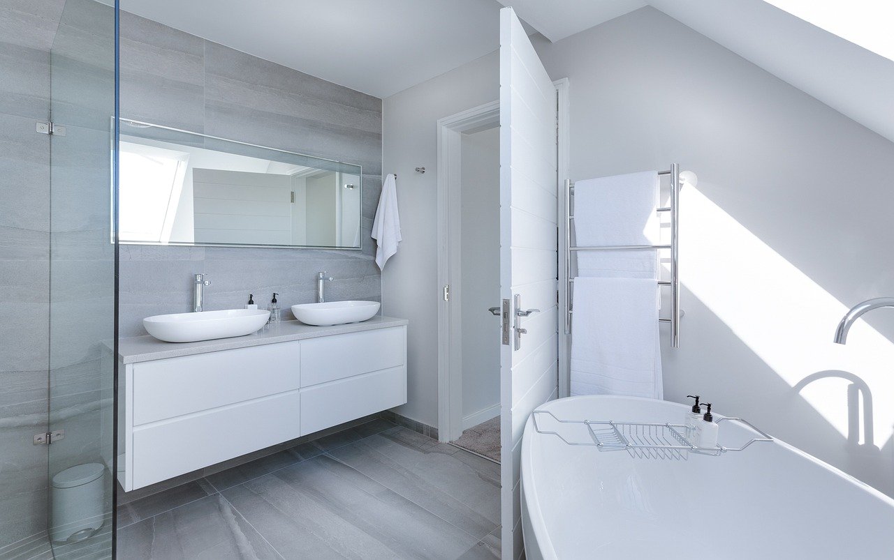 modern minimalist bathroom g4bb67c933 1280 - Promienniki grzejące lustra